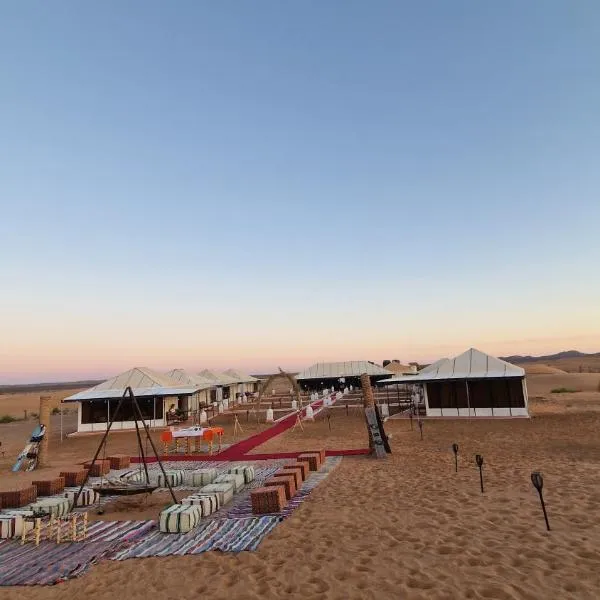 Lucky luxury Camp, hotel v mestu Adrouine