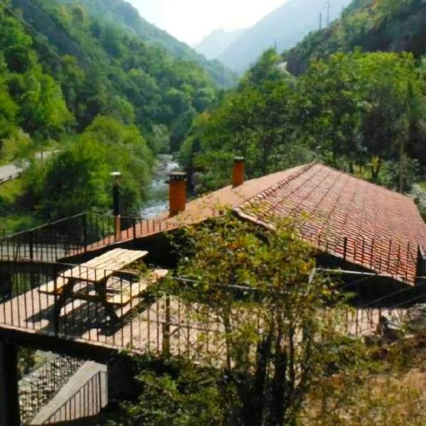 Apartamento con jacuzzi a orillas del Río Sella, hotel di Canisquezo
