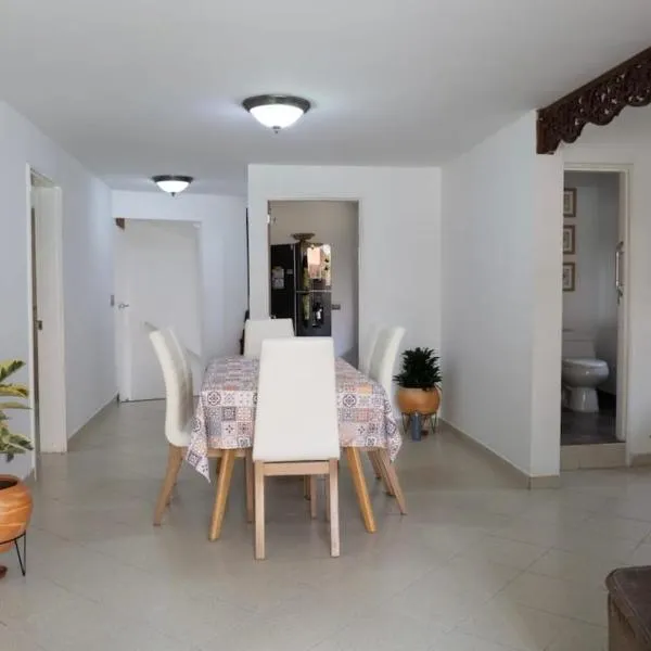Casa amplia y acogedora en el corazón de Laureles, hotel in Medellín
