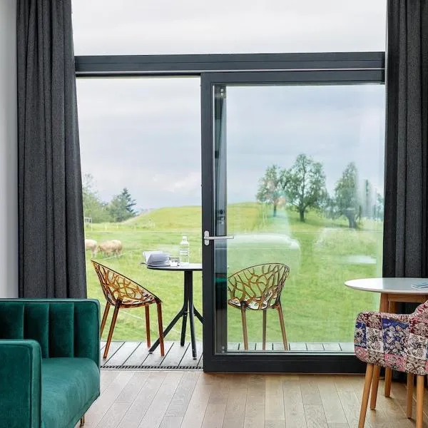 Design-Chalet mit Teilseeblick, Pool, Spa & Restaurant、ロッハウのホテル
