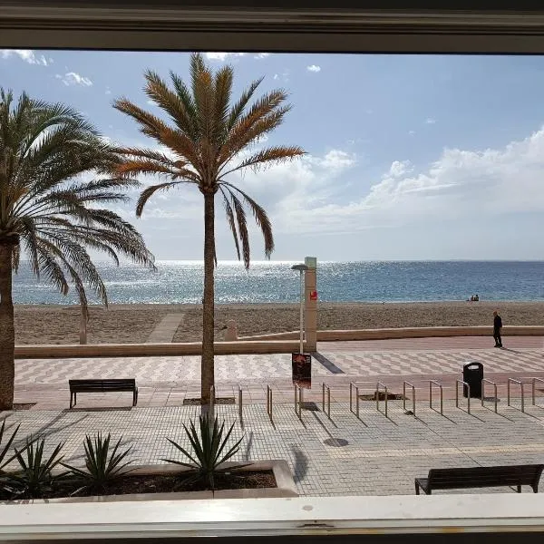 Piso primera línea playa Almería, hotel a Almería