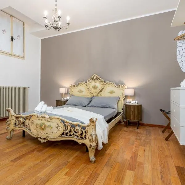 BeRGAMO ALTA - Piazza Mercato del Fieno HOUSE, hotel v Bergamu