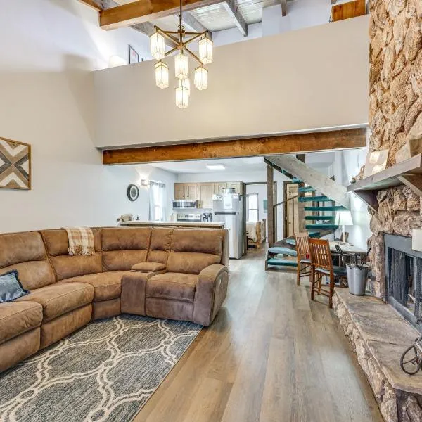 Angel Fire Condo Less Than half Mi to Resort and Bike Park!, hotel in Angel Fire