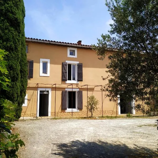 Les Grands Cyprès - chambres d'hôtes, hotel in Conques-sur-Orbiel