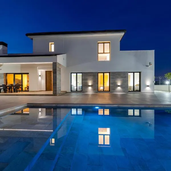 Palm Breeze Villa by Fidalsa, хотел в Catral