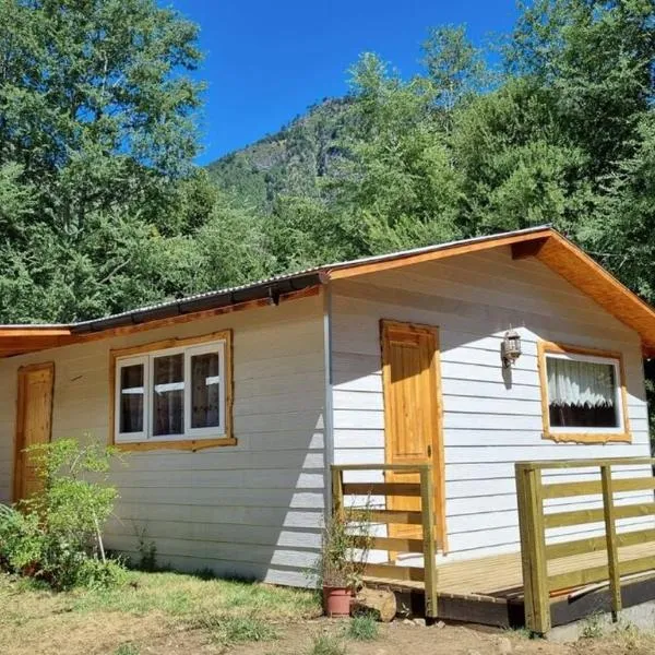 Cabaña familiar en el campo a 15 minutos del centro de Melipeuco, Hotel in Rumiñano