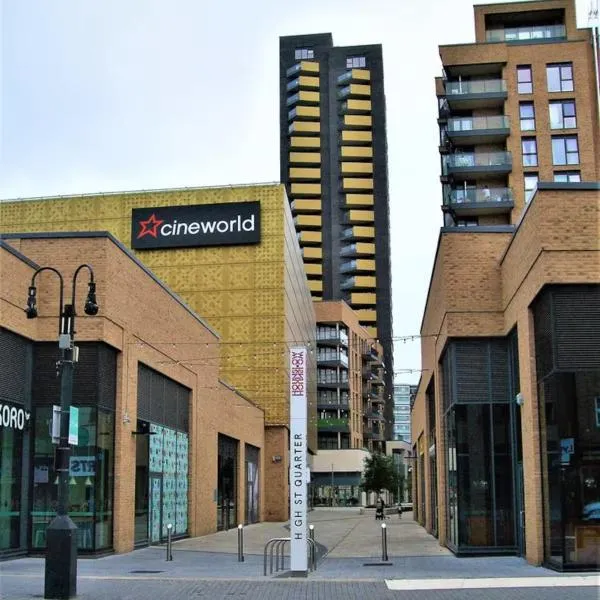 Room with private bathroom, Near Heathrow Airport, Tube Station, Shops, Cinema in shared flat, hotel in Hounslow