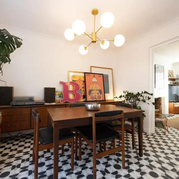 Cosy mid century Stockport with views, dog walks, woodburner, hotel in Woodley