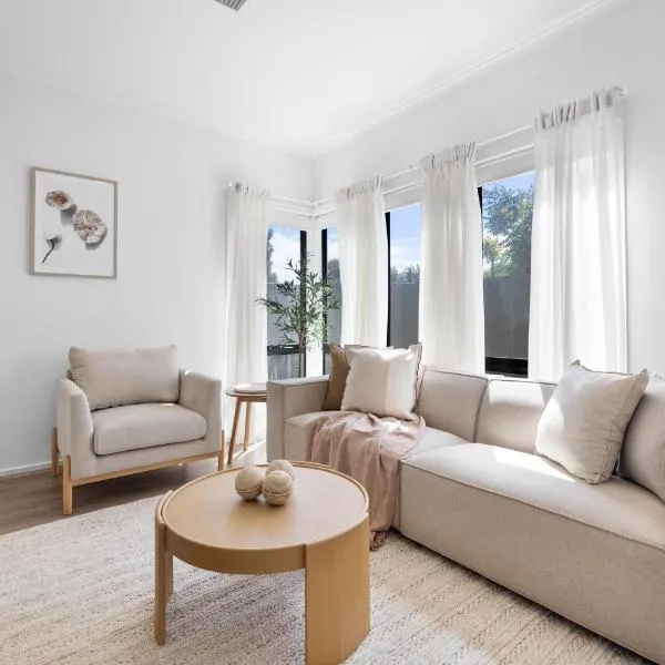 The Oak Grove - Stylish Retreat between Beach & CBD, hotel u gradu Seaton
