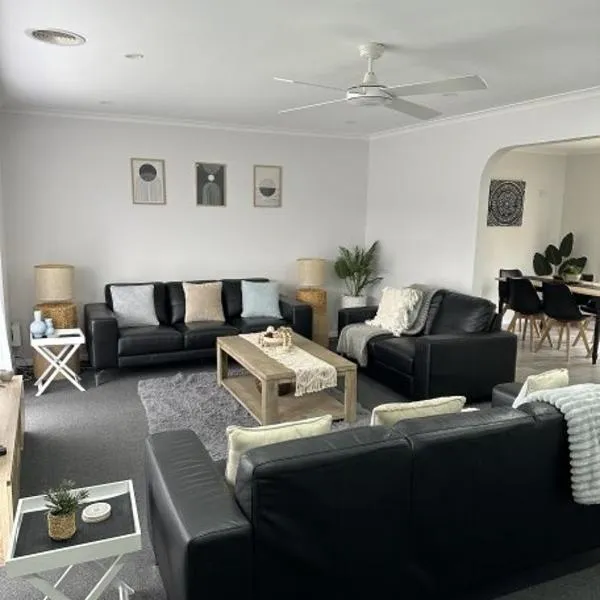 Lbarza Family Friendly 3BR with backyard & single garage near Hospitals & Sporting grounds, hotel Sheppartonban