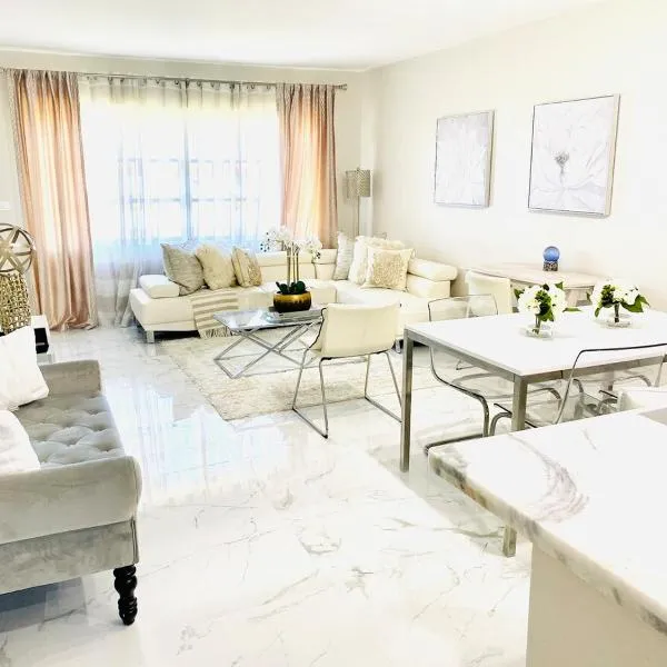 CHIC 1BR 2BA CONDO 1 Block to Aventura Mall, hotel in Aventura