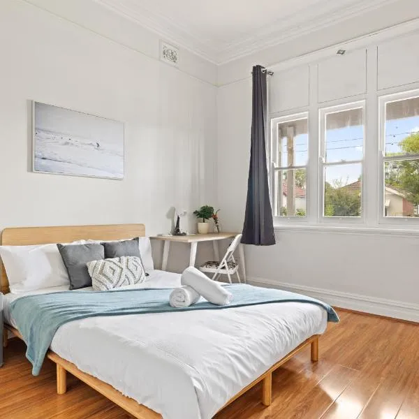 Charming Double Room - Prime Location in Carlton Supermarkets Nearby for Convenience - Shared Bathroom, Hotel in Sydney