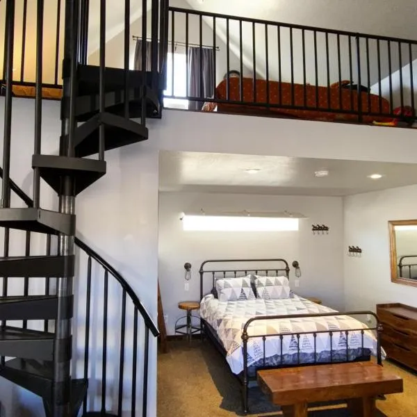 Private, Charming Cabin - Sleeps 5 - The Evergreen - Bryce Canyon National Park, hotel in Cannonville