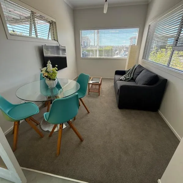 Coastal comfort, close to beach & eateries, hotel v Aucklandu