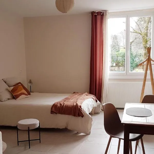 La Maison, Studio avec parc arboré, local vélo moto – hotel w mieście Villefranche-de-Rouergue
