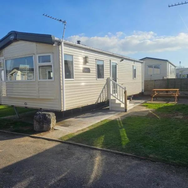 6 Berth Caravan with garden - Brightholme Holiday Park, hotel in Brean
