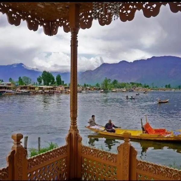 Mossess Retreat Group Of Houseboats, hotel in Srinagar