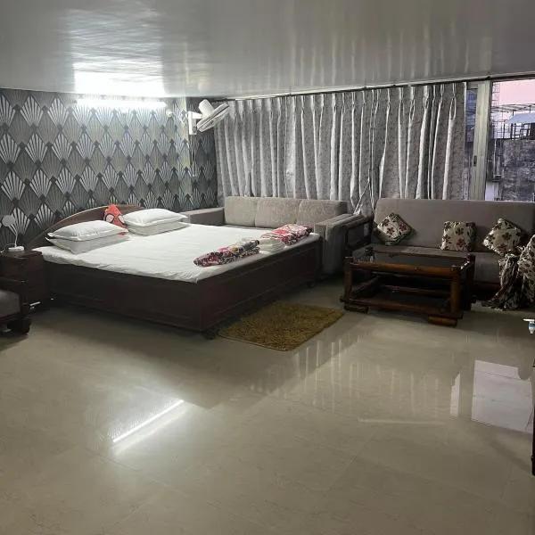 Penthouse with terrace garden, hotel di Guwahati