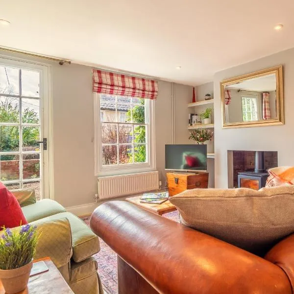 Adorable cottage with a log burner in heavenly village - Constable Lodge, hotel in Nayland