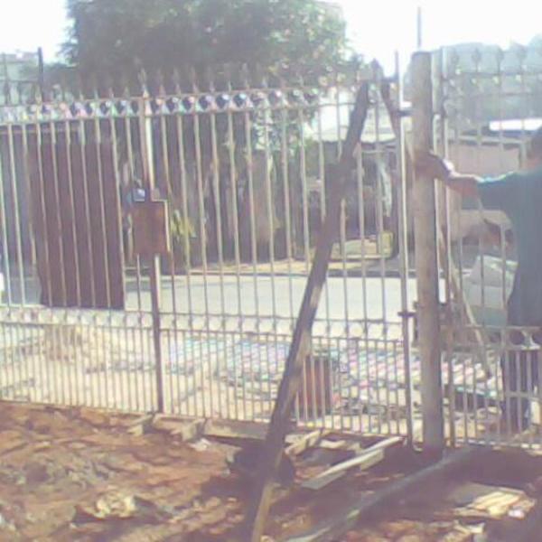 Ponto comercial, murado com grade