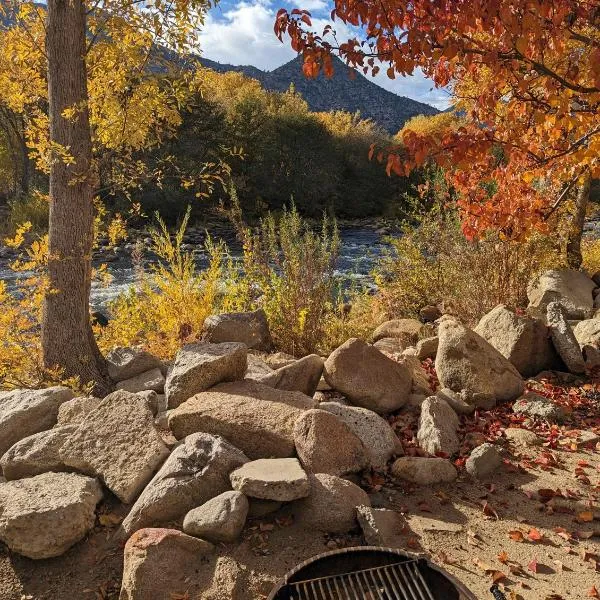 Deluxe little cabin 2 min stroll to Kern River, hotel in Kernville