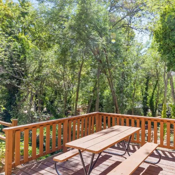 Deluxe little cabin 2 min stroll to Kern River, hotel in Kernville