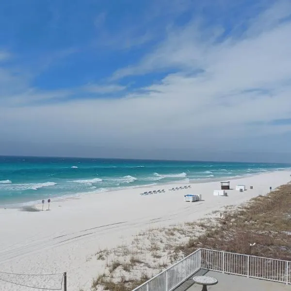 ON THE BEACH! COUPLES GETAWAY,HONEYMOON SWEET, Perfectly Cozy Beach Front Condo, full kitchen, pool, free parking,CHECK-IN AT DOOR, hotel en Panama City Beach