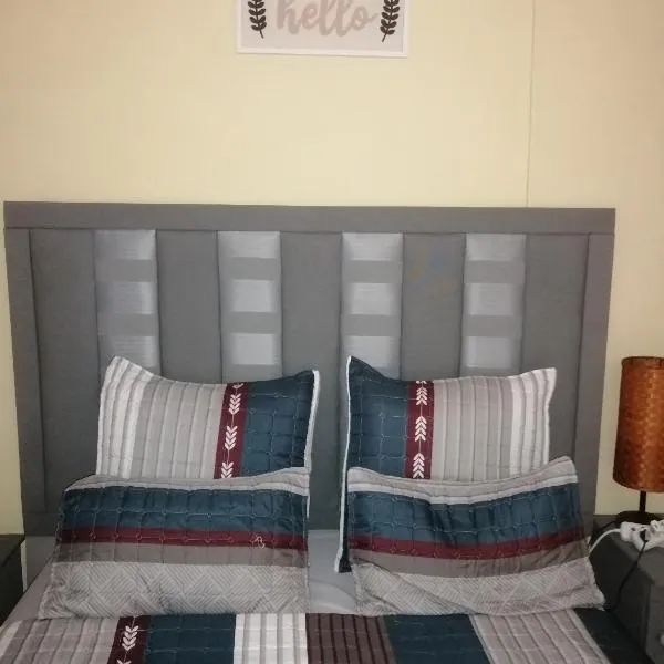 TRAVELASPA Guest House, hotel a Roodepoort