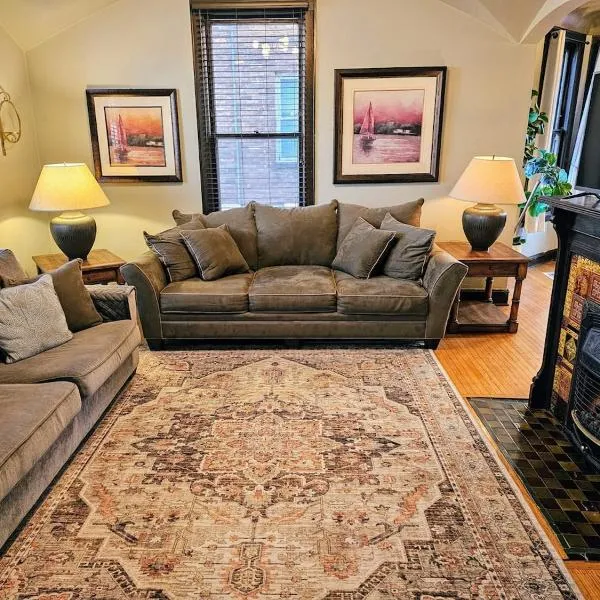 Cathedral Hill Charm, hotel in Saint Paul