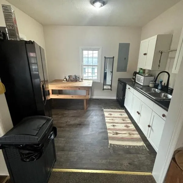 Quaint cottage near Local and State Parks and Minutes from Laurel Cove and Bell Theatre, hôtel à Pineville