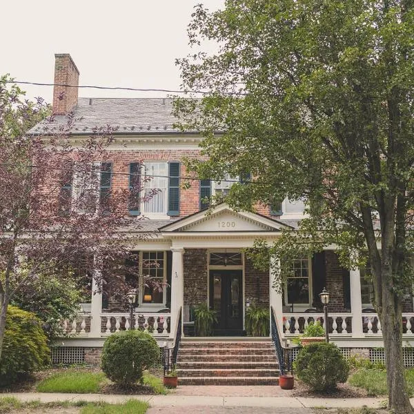 Ironclad Inn and Bourbon Room, hotel di Fredericksburg