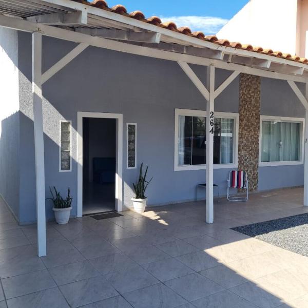 Casa ampla com 3 quartos com ar condicionado a 50mts da praia