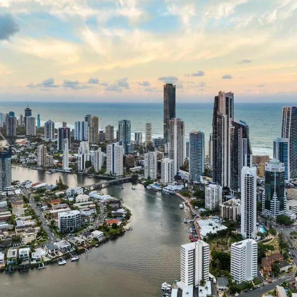 Surfers Paradise Stunning Getaway with Ocean and River Views, hotel in Gold Coast