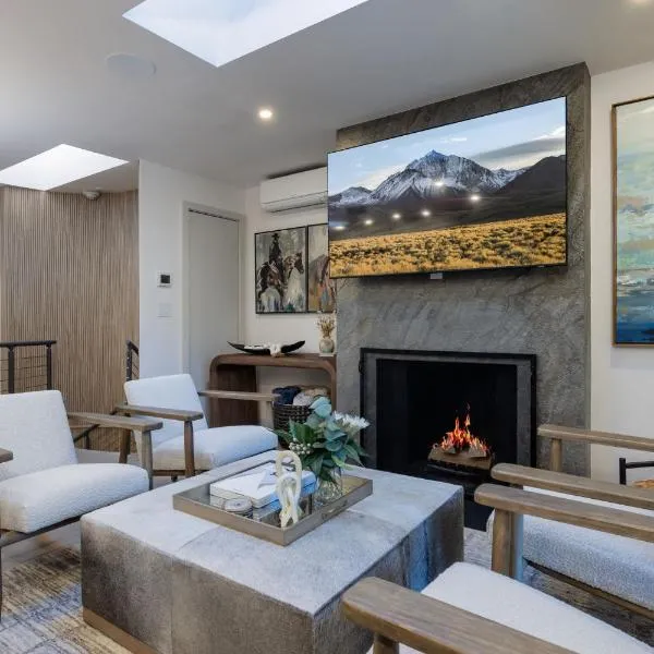 2 BR 3BA Condo - AC, Heated Pool, Walk to Town, hotel in Aspen