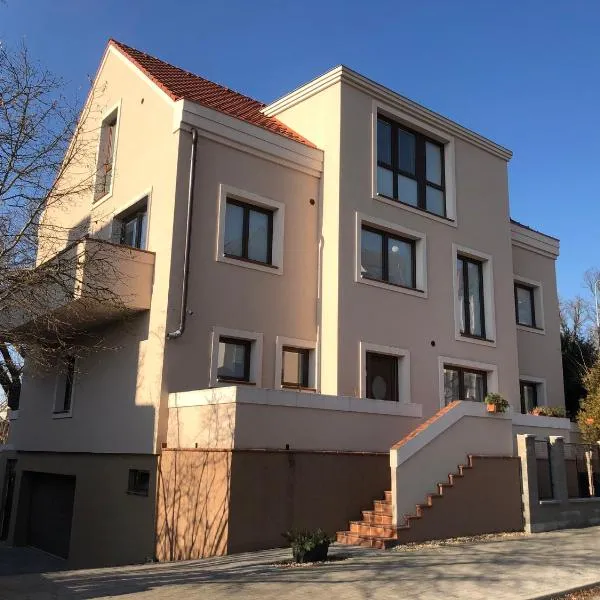Apartmán Na Dukelské s garáží, hotel v Táboře