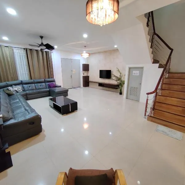 Triple Z Homestay Kuching - LANDED 14 PAX, hotel v destinaci Kučing