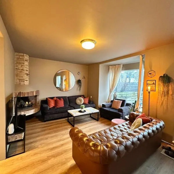 Family house near airport, hotel in Keflavík