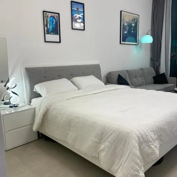 Nice studio at Al jada community、シャルジャのホテル