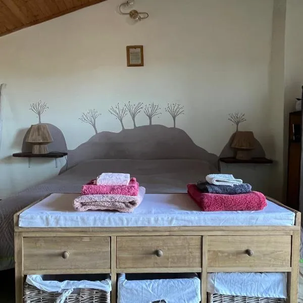 The orange house, hotel in Marciaso