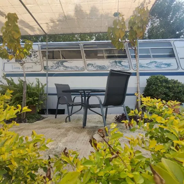 Couples Getaway Bus, hotel v destinaci Klorakas