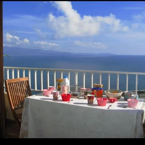 Helios grand studio terrasse panoramique magique, hotel in Ajaccio