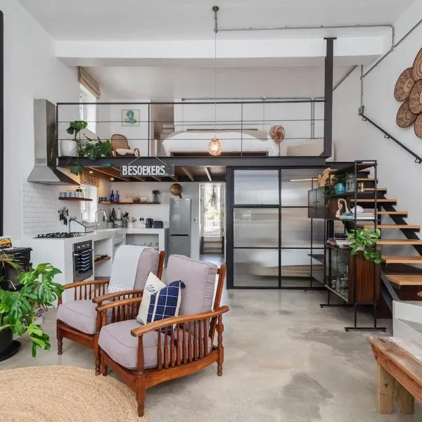 The Old Shop loft apt in the heart of Kalk Bay, hotel in Kalk Bay