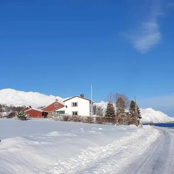 Traditional farm house located close to fjord, hotel di Elvejord