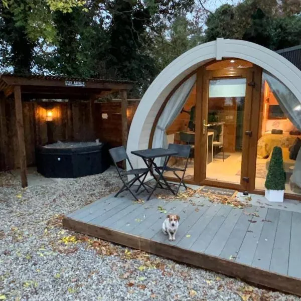 The Hideaway Glamping Pod 2 With Hot Tub & Cold Shower, hotel di Naas