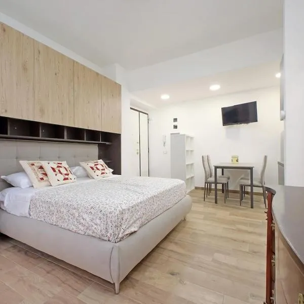 Monica's house, hotell Roomas