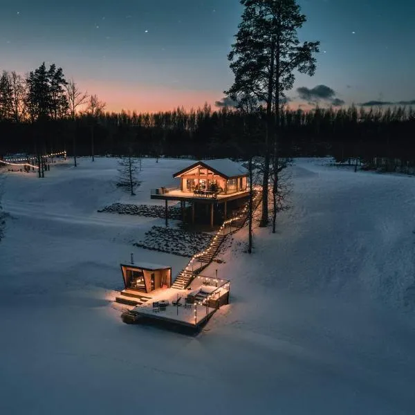 Lake view ODYL Off-grid Holiday House with Sauna and Hot-tub, hotel v destinaci Pindi