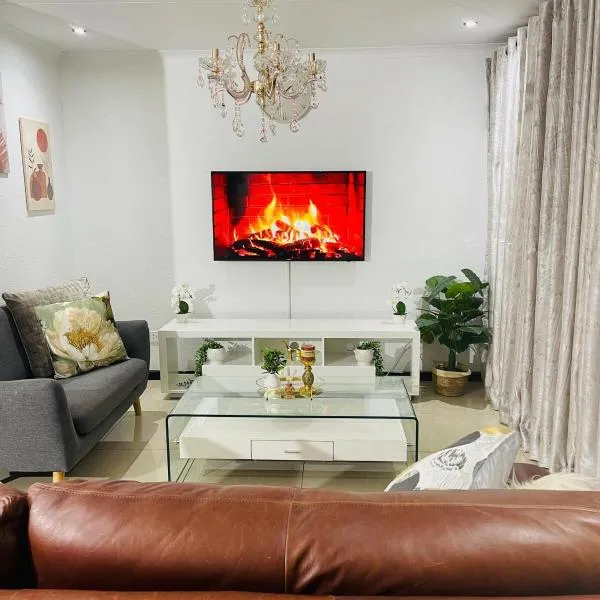 Beautiful Customized Hide Out, hotel in Centurion