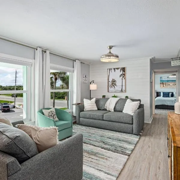 Upscale Dog Friendly and STEPS to the Beach! Spacious Modern Chic Condo!, hotel New Smyrna Beachben
