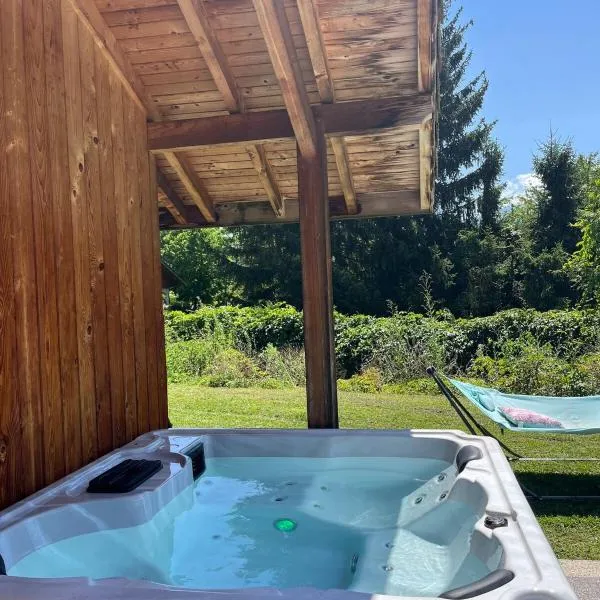 Charmant logis entre lac et montagnes, hotel v destinaci Doussard