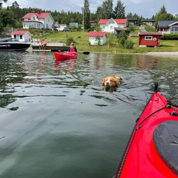 Coastal gem with beach, wooden sauna & canoes, hotel in Bjästa